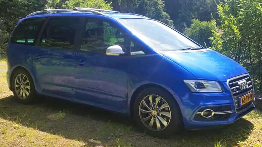 Audi Van Der Audi Van auf Seat-Alhambra-Basis statisch von schräg vorne fotografiert.
