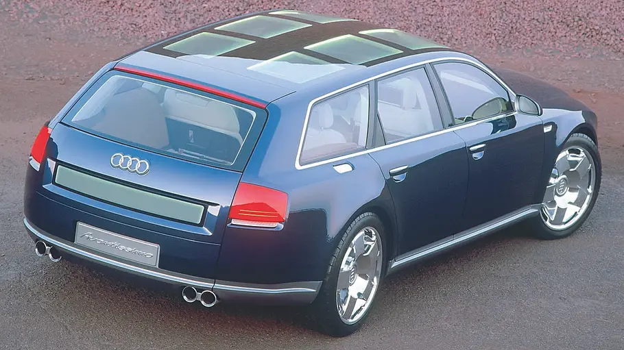 Der Audi Avantissimo stehend von hinten fotografiert.