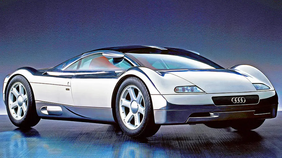 Der Audi Avus Quattro stehend von schräg vorne.