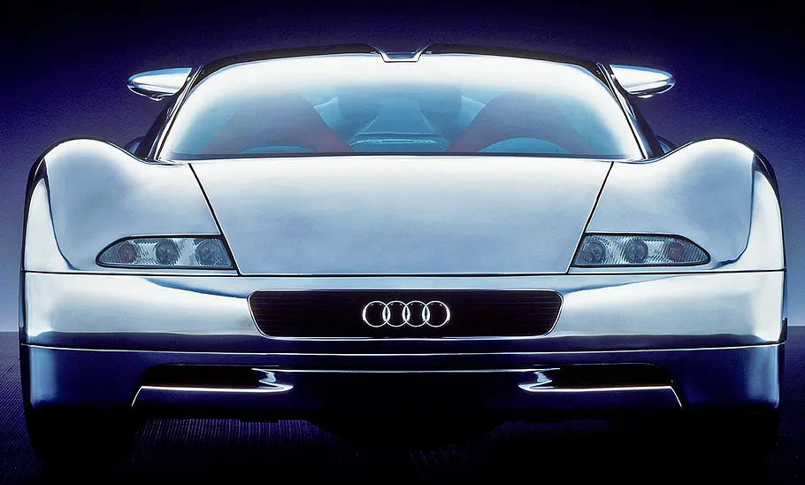 Der Audi Avus Quattro stehend von vorne.
