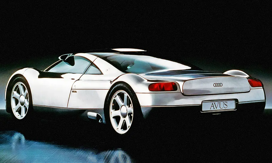 Der Audi Avus Quattro stehend von schräg hinten.