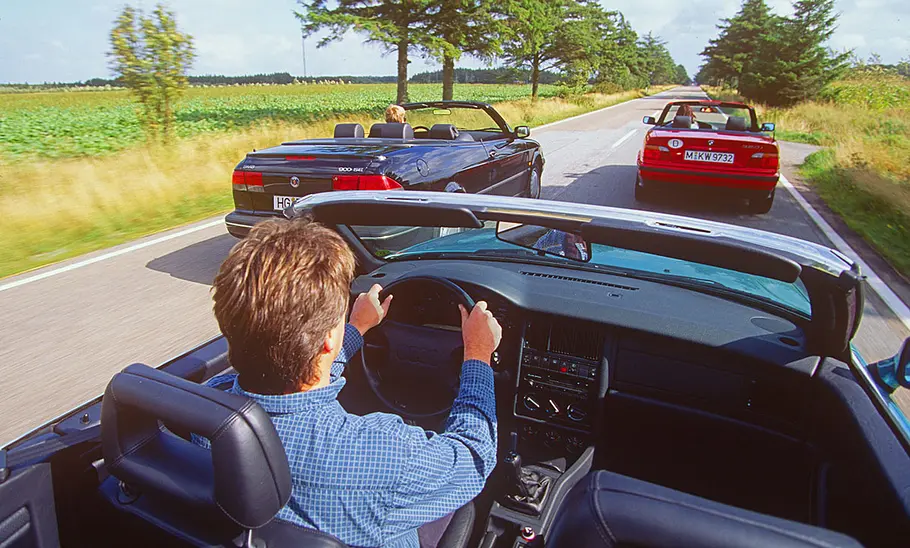 Saab 900 Cabrio/Audi Cabrio/BMW 320i Cabrio Blick aus dem Audi Cabrio auf Saab 900 Cabrio und BMW 320i Cabrio.