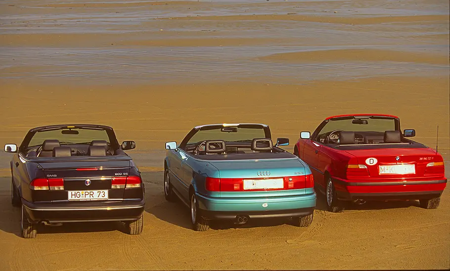 Saab 900 Cabrio/Audi Cabrio/BMW 320i Cabrio Saab 900 Cabrio, Audi Cabrio und BMW 320i Cabrio stehend von hinten.
