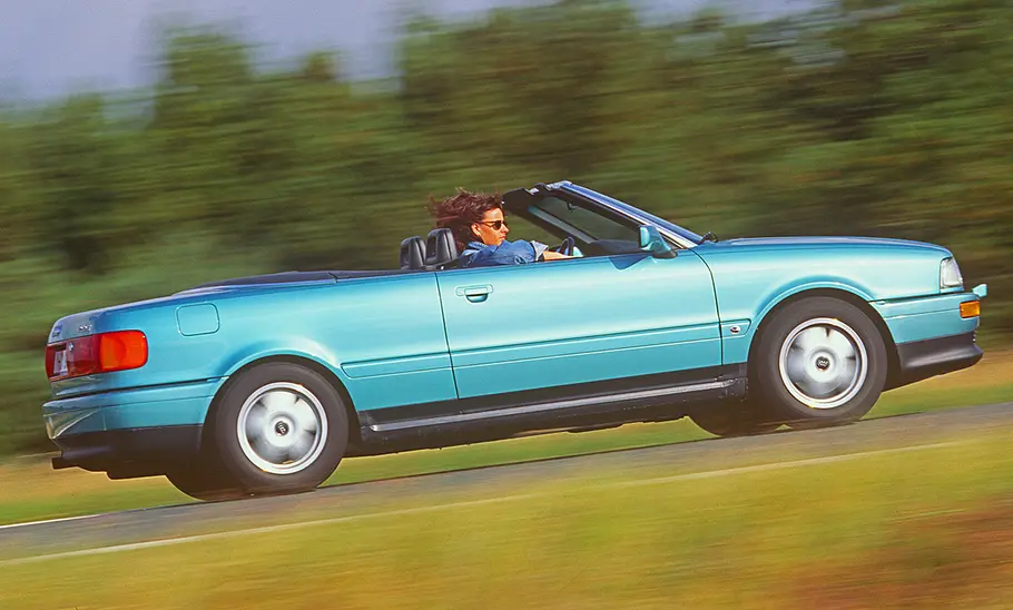 Das Audi Cabrio fahrend seitlich.