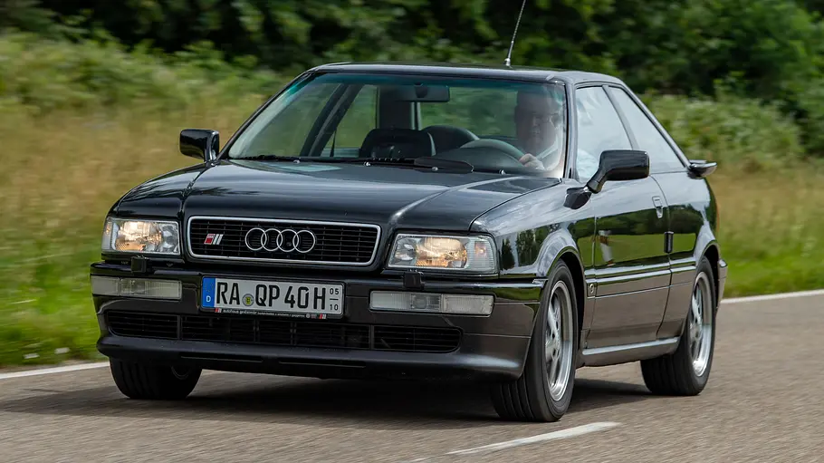 Der Audi Coupé (B3) fahrend von vorne