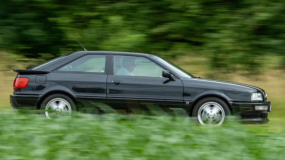Der Audi Coupé (B3) fahrend seitlich