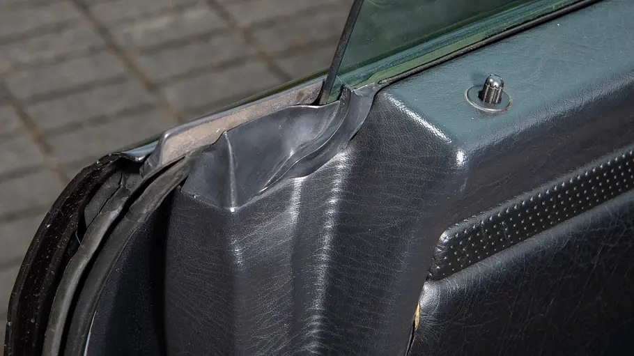 Der Audi Coupé (B3) stehend ohne Motorhaube