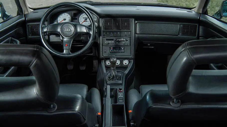 Das Cockpit des Audi Coupé (B3)