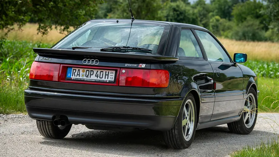 Der Audi Coupé (B3) fahrend von hinten