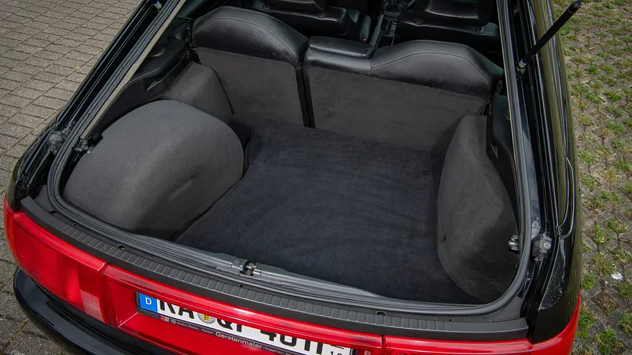 Der Kofferraum des Audi Coupé (B3)