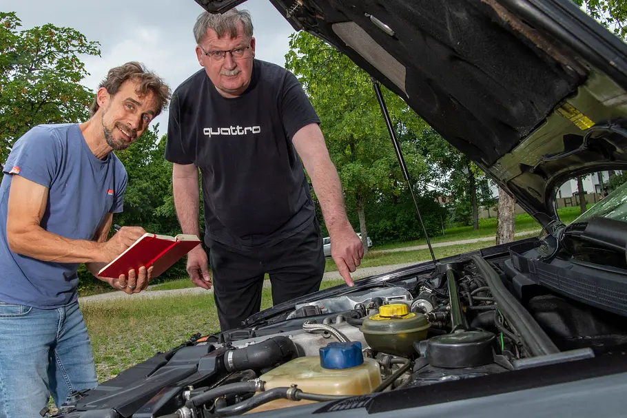 Autor Arne Olerth und Besitzer Marin Walter stehend am Audi Coupé (B3)