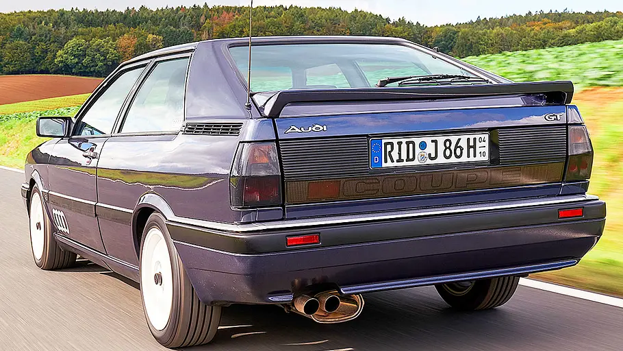 Audi Coupé GT Das Audi Coupé GT fahrend von hinten