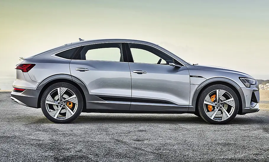 Audi e-tron Sportback (2020) Audi e-tron Sportback (2019)