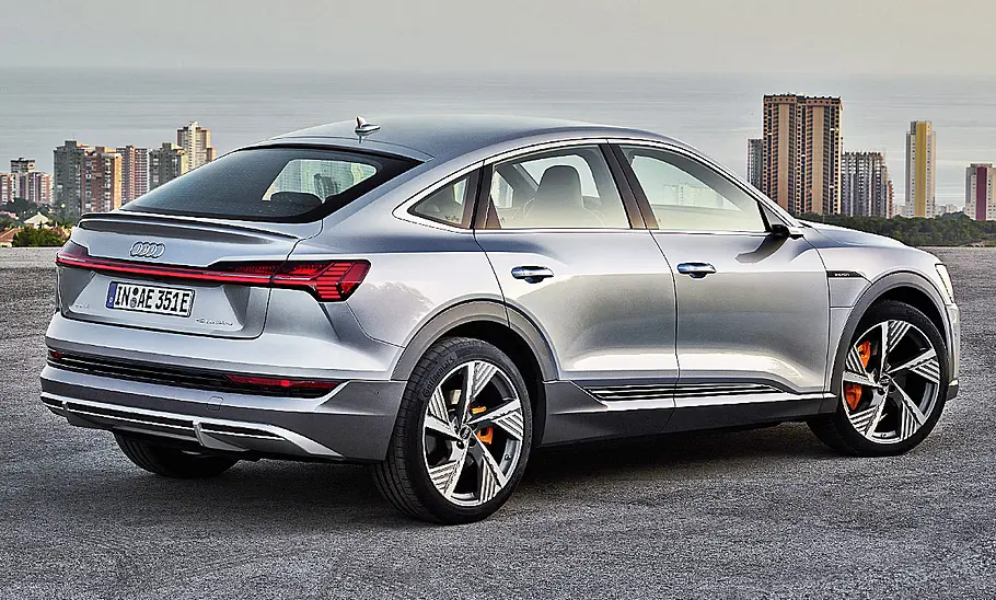 Audi e-tron Sportback (2020) Audi e-tron Sportback (2019)