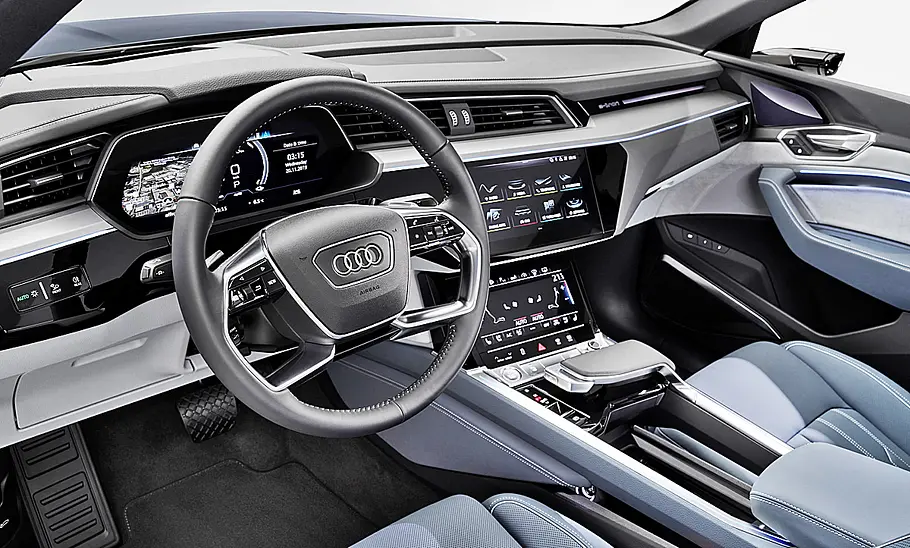 Audi e-tron Sportback (2020) Audi e-tron Sportback (2019)