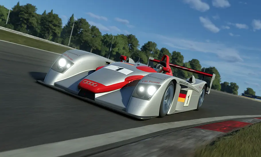 Audi Le-Mans-Prototyp Der Audi Le-Mans-Prototyp fährt über eine Rennstrecke, wird von schräg vorne gezeigt.