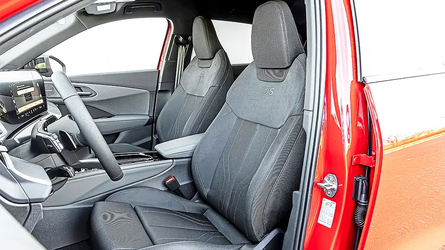 Audi Q3 Blick auf die Vordersitze im Innenraum des Audi Q3.
