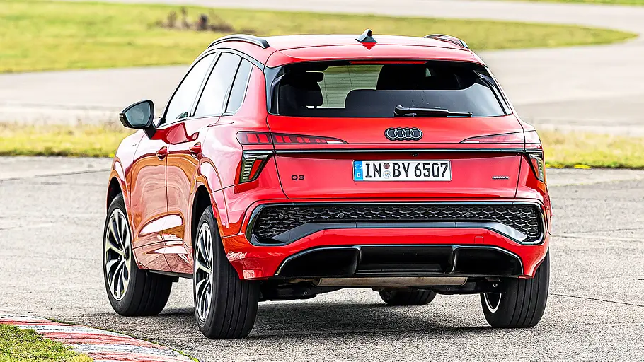 Audi Q3 Blick von hinten auf den fahrenden Audi Q3.