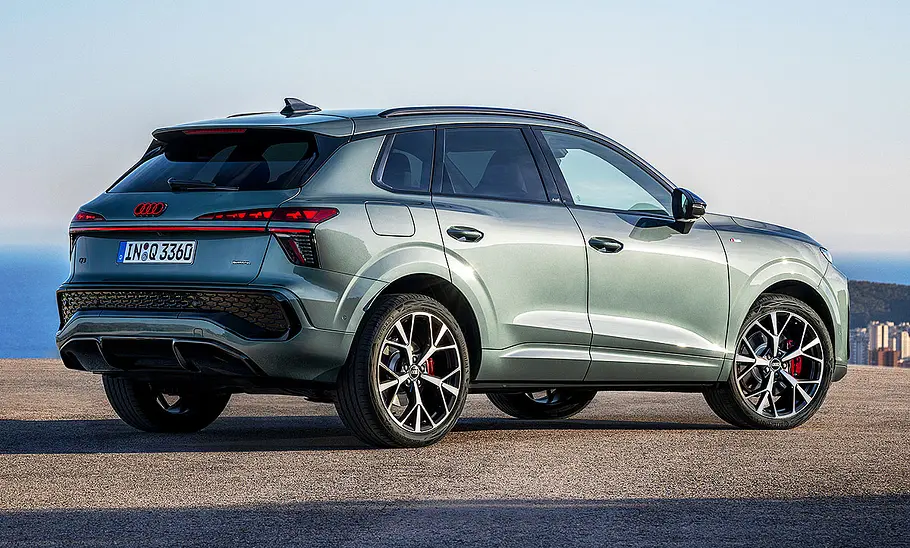 Der Audi Q3 (2025) stehend von schräg hinten.