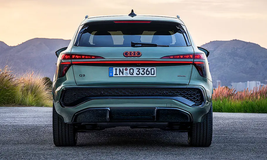 Der Audi Q3 (2025) stehend von hinten.