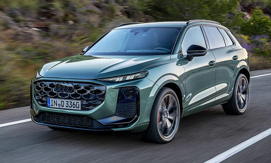 Der Audi Q3 (2025) fahrend von vorne.