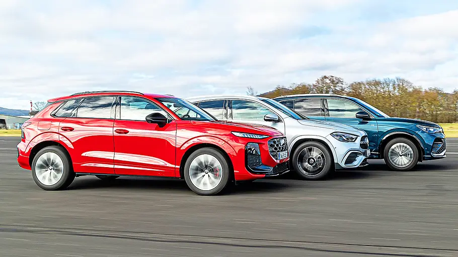 Audi Q3/Mercedes GLA/VW Tiguan Blick von der Seite auf die drei fahrenden SUV Audi Q3, Mercedes GLA und VW Tiguan.