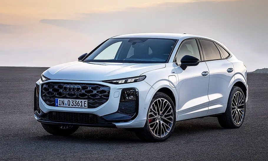 Blick von schräg vorne auf den Audi Q3 Sportback (2025).