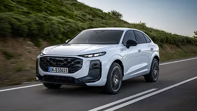 Der Audi Q3 Sportback e-Hybrid 200 kW fahrend von schräg vorne fotografiert. - Foto: Audi