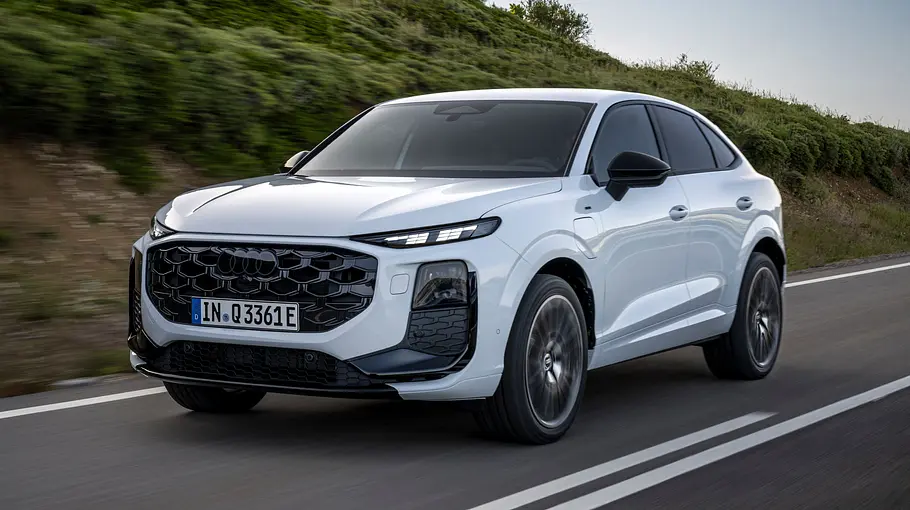 Audi Q3 Sportback e-Hybrid 200 kW Der Audi Q3 Sportback e-Hybrid 200 kW fahrend von schräg vorne fotografiert.