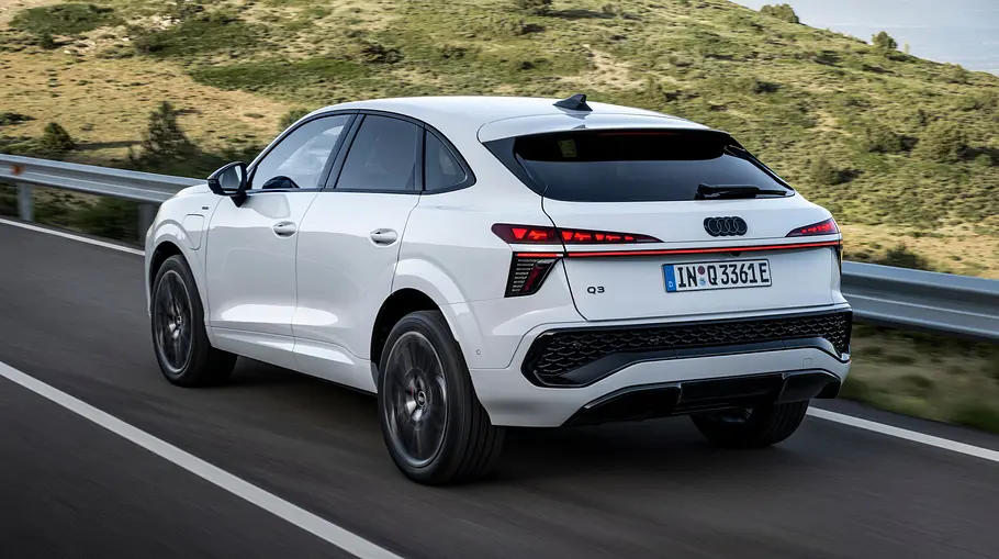 Audi Q3 Sportback e-Hybrid 200 kW Der Audi Q3 Sportback e-Hybrid 200 kW fahrend von schräg hinten fotografiert.