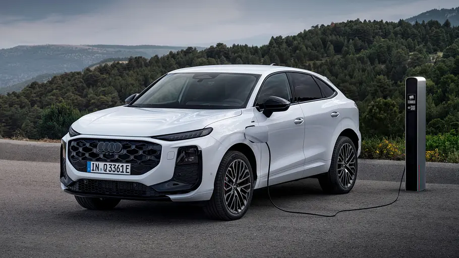 Audi Q3 Sportback e-Hybrid 200 kW Der Audi Q3 Sportback e-Hybrid 200 kW steht an einer Ladesäule, fotografiert von schräg vorne.