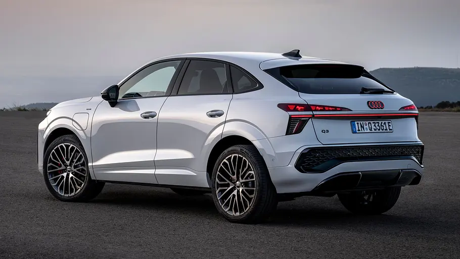 Audi Q3 Sportback e-Hybrid 200 kW Der Audi Q3 Sportback e-Hybrid 200 kW stehend von schräg hinten fotografiert.