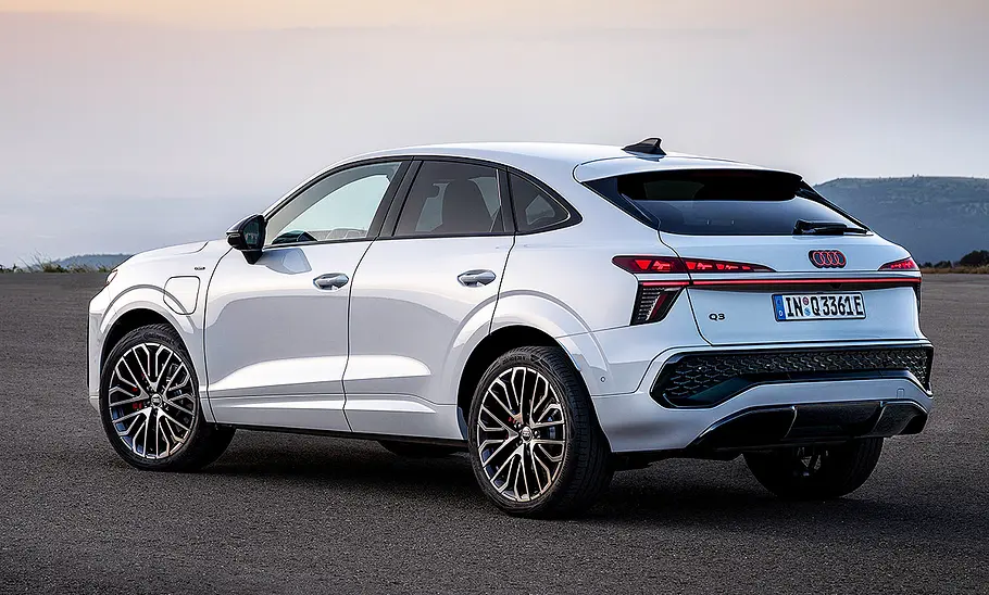 Der Audi Q3 Sportback (2025) stehend von schräg hinten fotografiert.