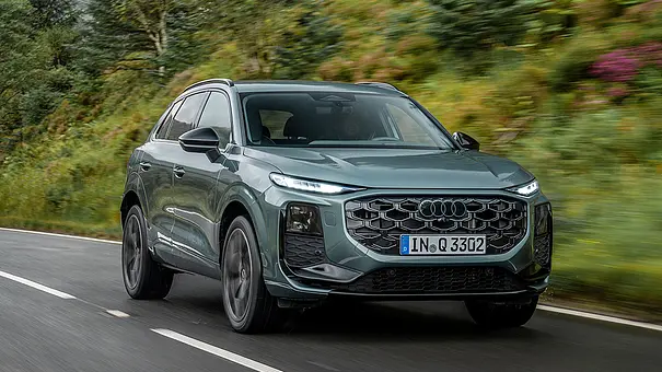 Der Audi Q3 (2025) fahrend auf einer Straße in der Ansicht von schräg vorne. - Foto: Audi