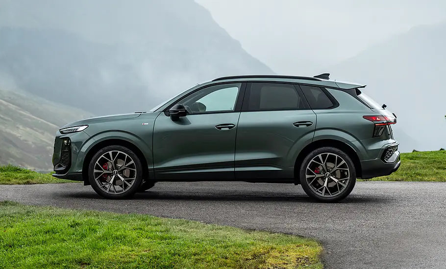 Der Audi Q3 (2025) stehend in der Seitenansicht.