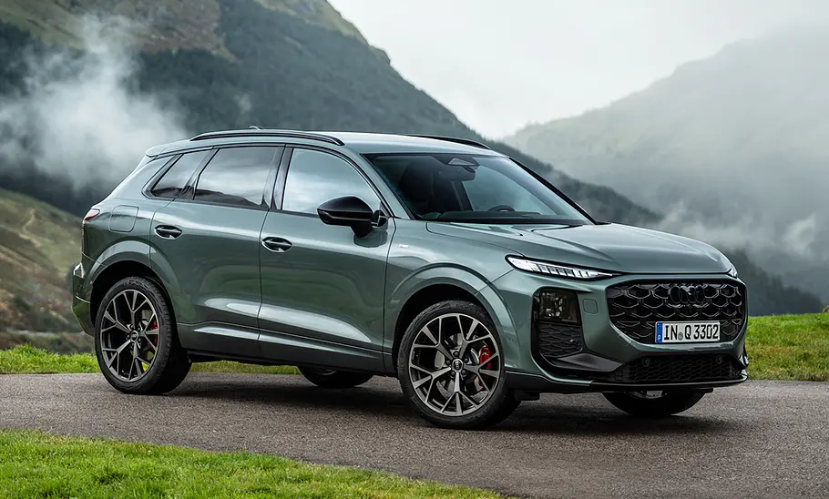 Der Audi Q3 (2025) stehend in der Ansicht von schräg vorne.