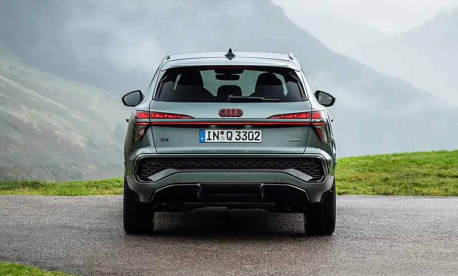 Der Audi Q3 (2025) stehend in der Heckansicht.
