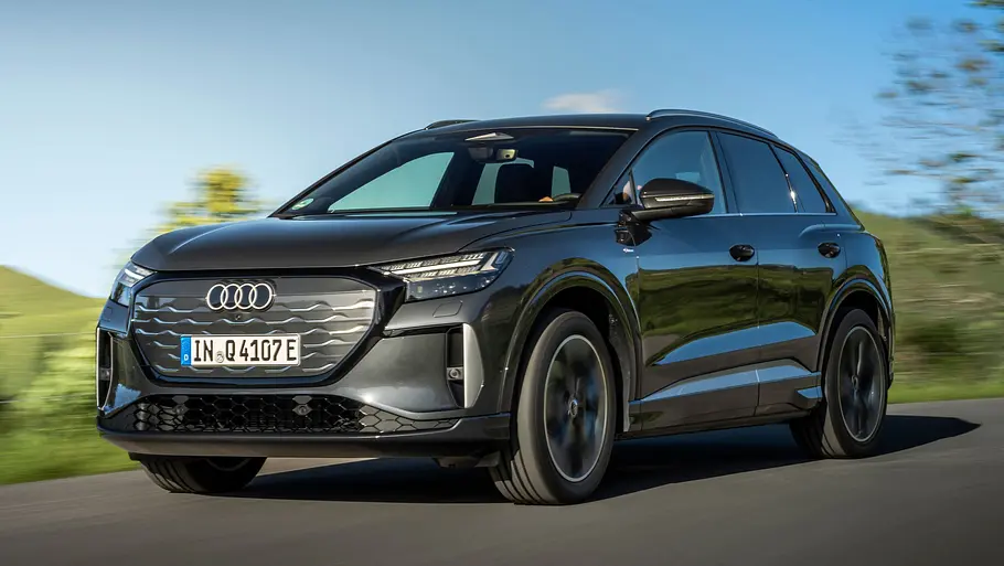 Audi Q4 e-tron fahrend von schräg vorne fotografiert. 