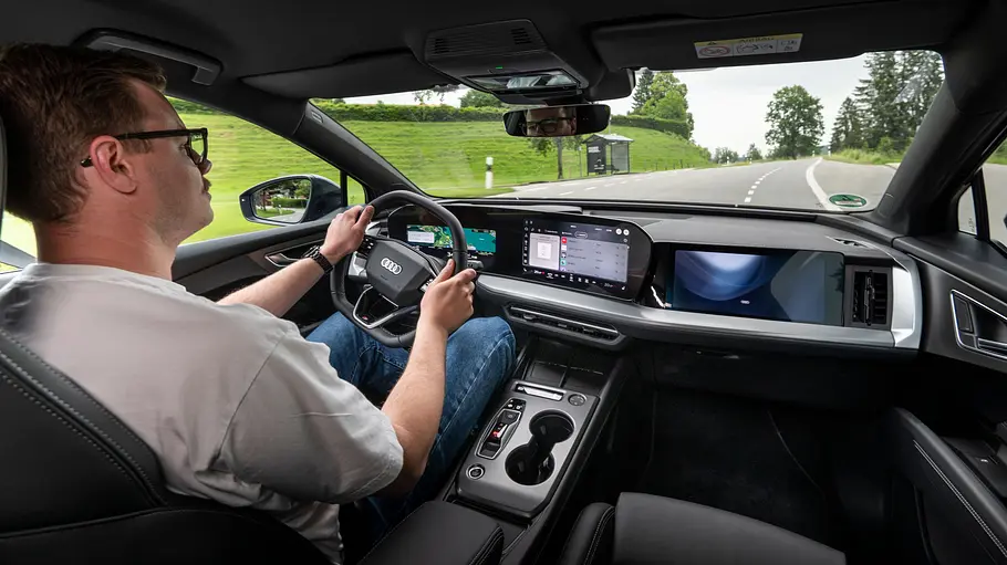 Der Autor am Steuer des Audi Q4 e-tron sitzend fotografiert. 