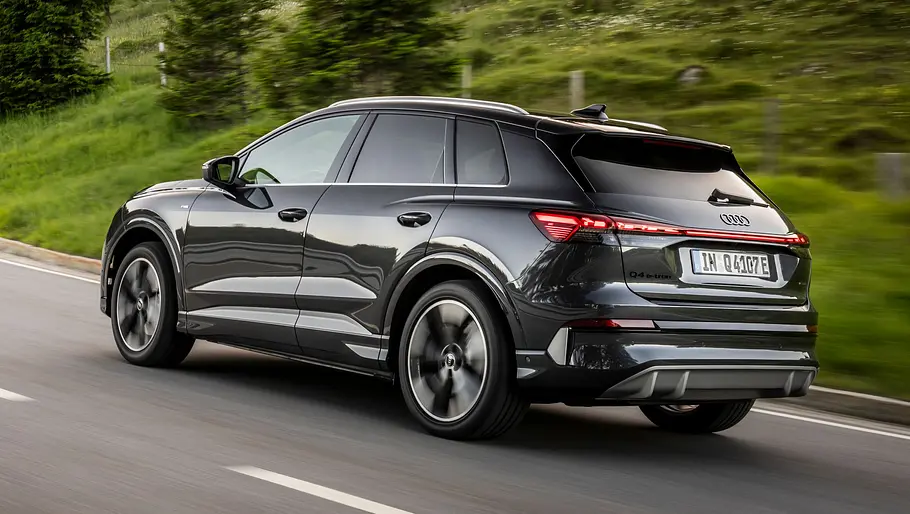 Audi Q4 e-tron fahrend von schräg hinten fotografiert. 