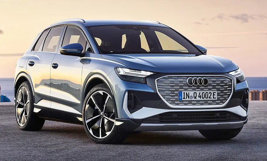 Der Audi Q4 e-tron (2021) statisch von schräg vorne fotografiert.