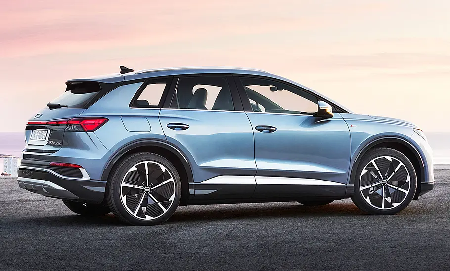 Der Audi Q4 e-tron (2021) statisch von schräg hinten fotografiert.