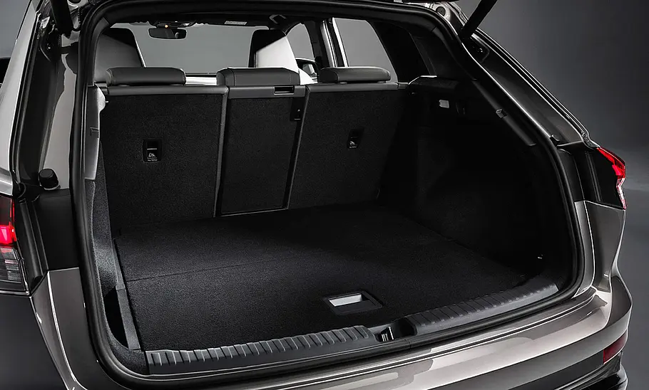 Audi Q4 45 e-tron Geöffneter Kofferraum des Audi Q4 45 e-tron.