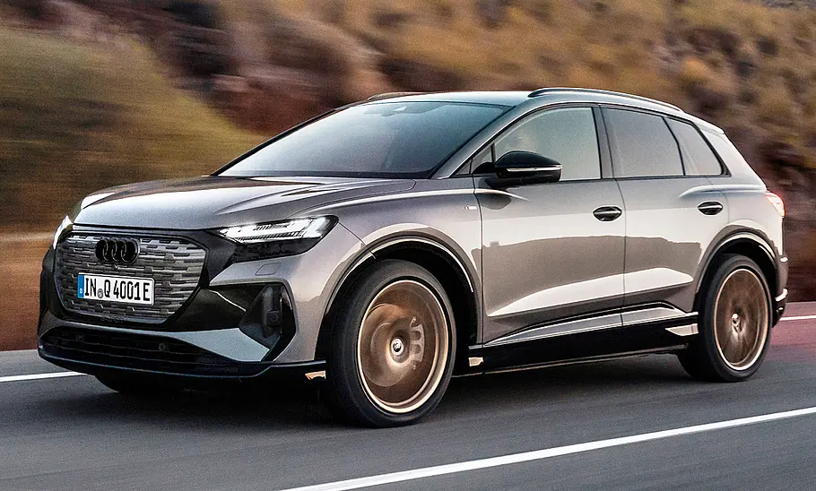 Der Audi Q4 e-tron (2021) fahrend von schräg vorne fotografiert.