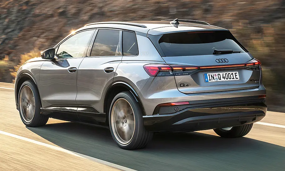 Der Audi Q4 e-tron (2021) fahrend von schräg hinten fotografiert.