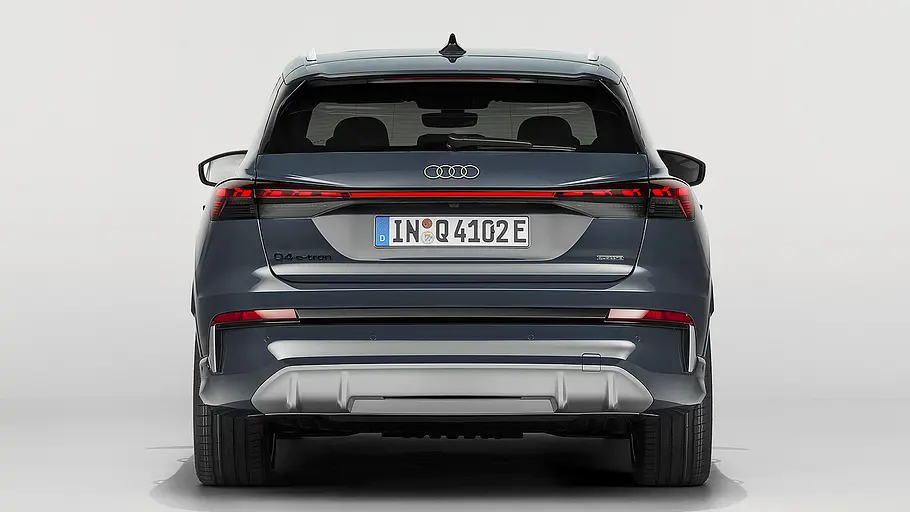 Audi Q4 e-tron Facelift (2026) Blick von hinten auf das Audi Q4 e-tron Facelift (2026).