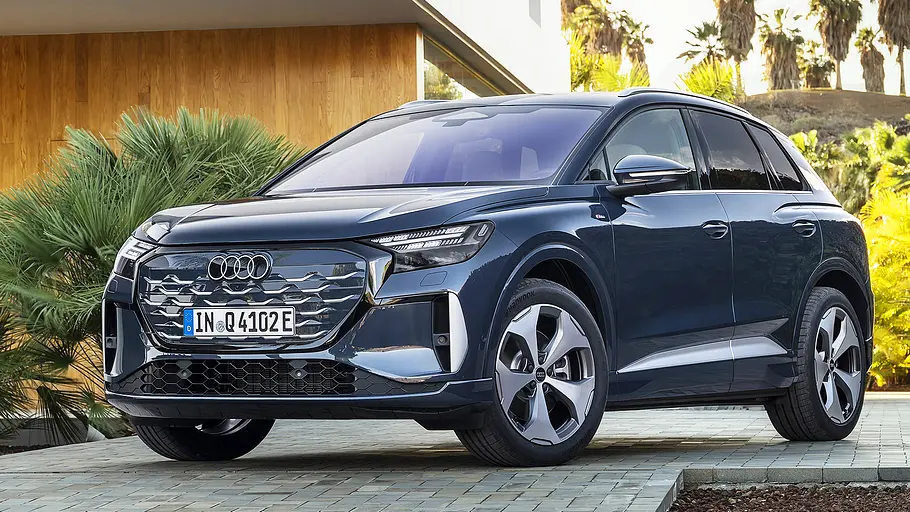 Audi Q4 e-tron Facelift (2026) Blick von schräg vorne auf das Audi Q4 e-tron Facelift (2026).