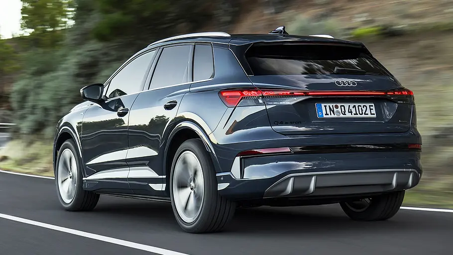 Audi Q4 e-tron Facelift (2026) Blick von schräg hinten auf das fahrende Audi Q4 e-tron Facelift (2026).