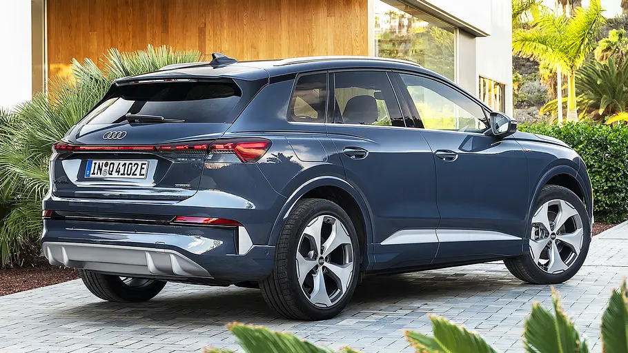 Audi Q4 e-tron Facelift (2026) Blick von schräg hinten auf das Audi Q4 e-tron Facelift (2026).