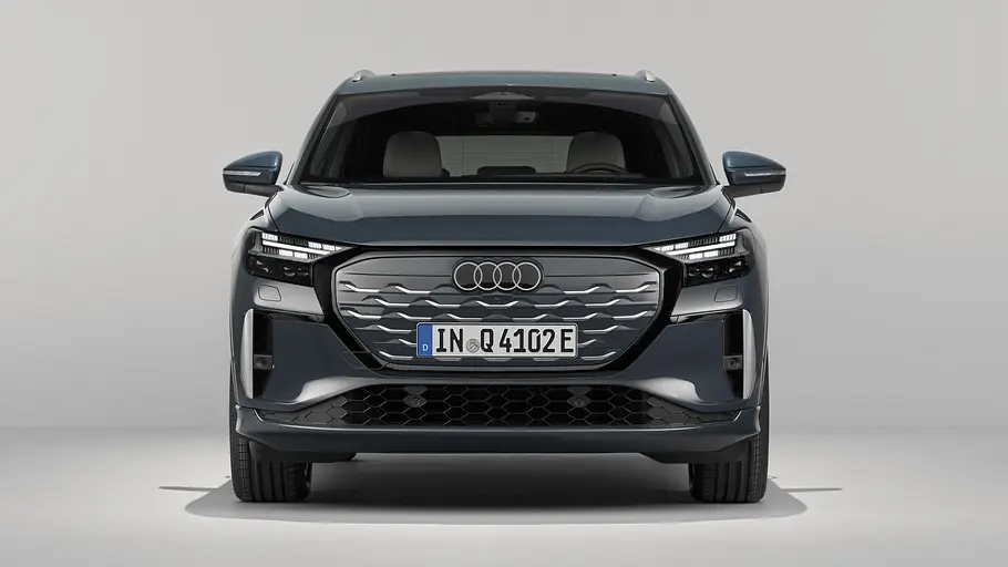 Audi Q4 e-tron Facelift Der Audi Q4 e-tron steht in Studioumgebung, von vorne fotografiert.